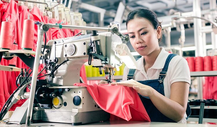 What Should You Look for When Choosing a Women’s Clothing Manufacturer